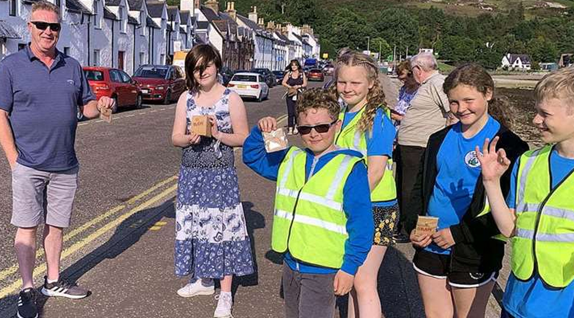 'Pocket ashtrays' help young Ullapool campaigners divert drain danger to sea